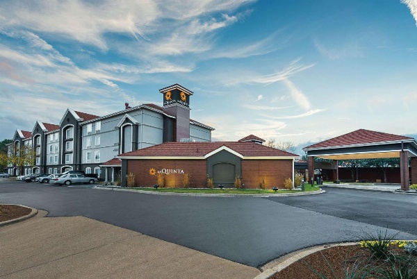 La Quinta Inn & Suites by Wyndham Shreveport Airport image 1
