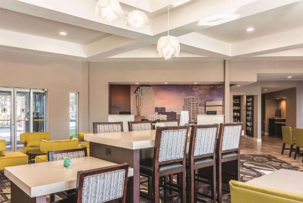 La Quinta Inn & Suites by Wyndham Shreveport Airport image 10
