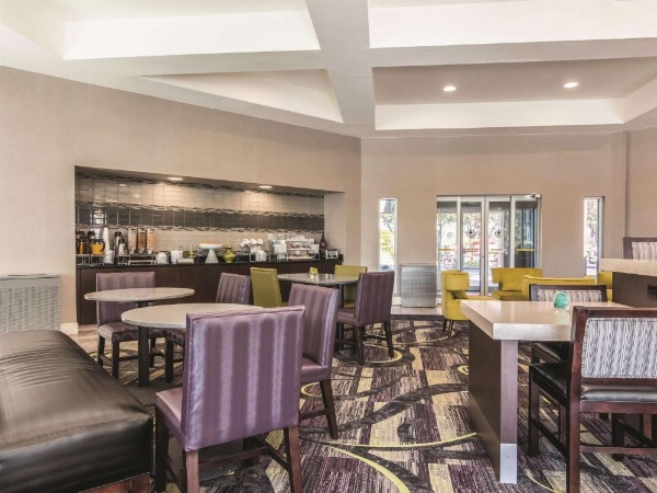 La Quinta Inn & Suites by Wyndham Shreveport Airport image 9